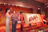 画家王峰在牛年春节晚会上现场画牛